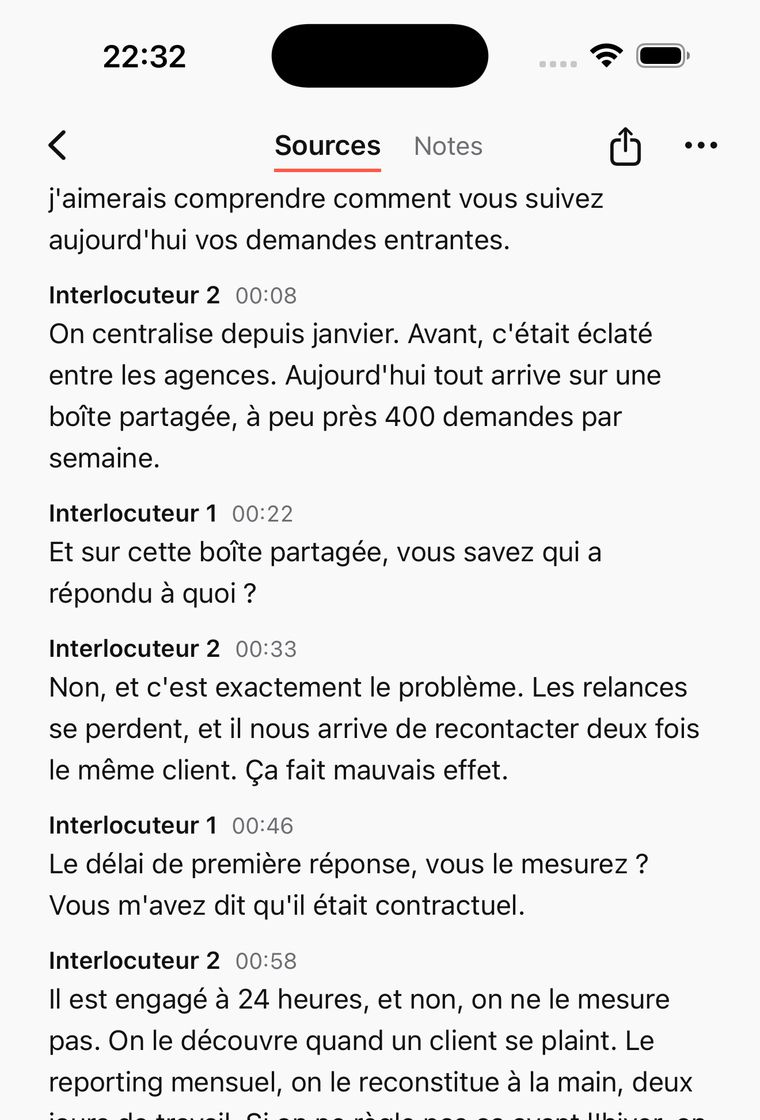 Onglet Sources : une transcription horodatée où les prises de parole sont attribuées à Interlocuteur 1 et Interlocuteur 2.